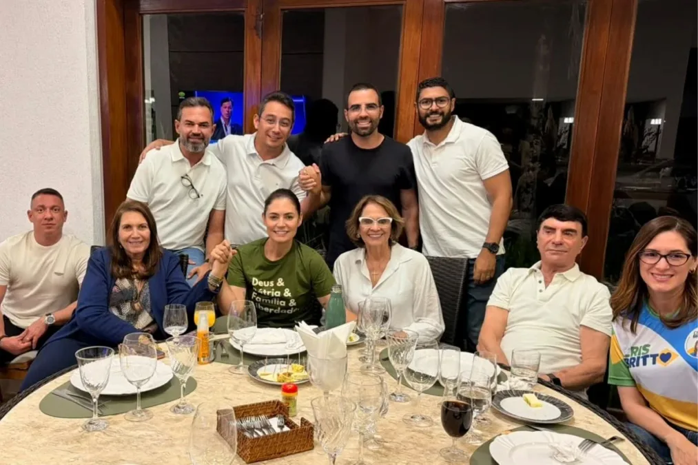 Michelle, Bia e Damares assistem juntas debate em apoio a Celina Leão