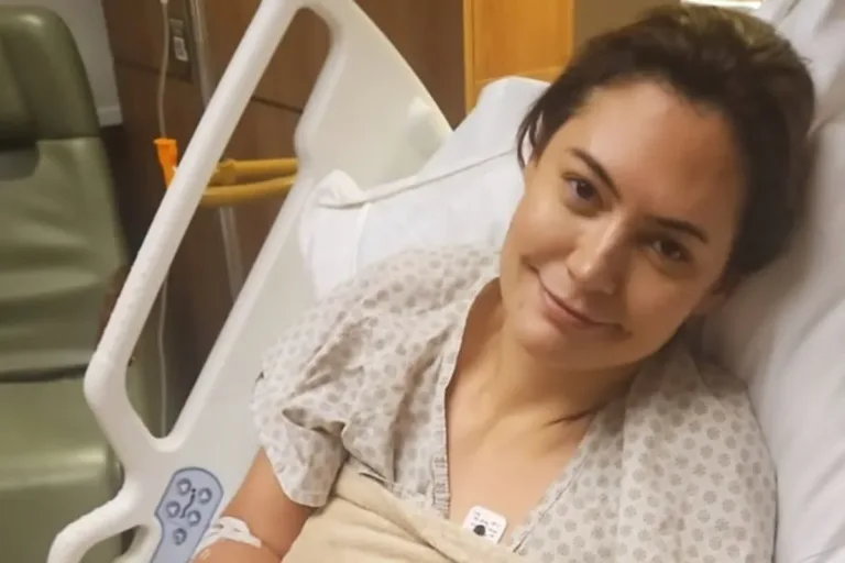 Michelle Bolsonaro publica foto internada em hospital: "1ª refeição do dia"
