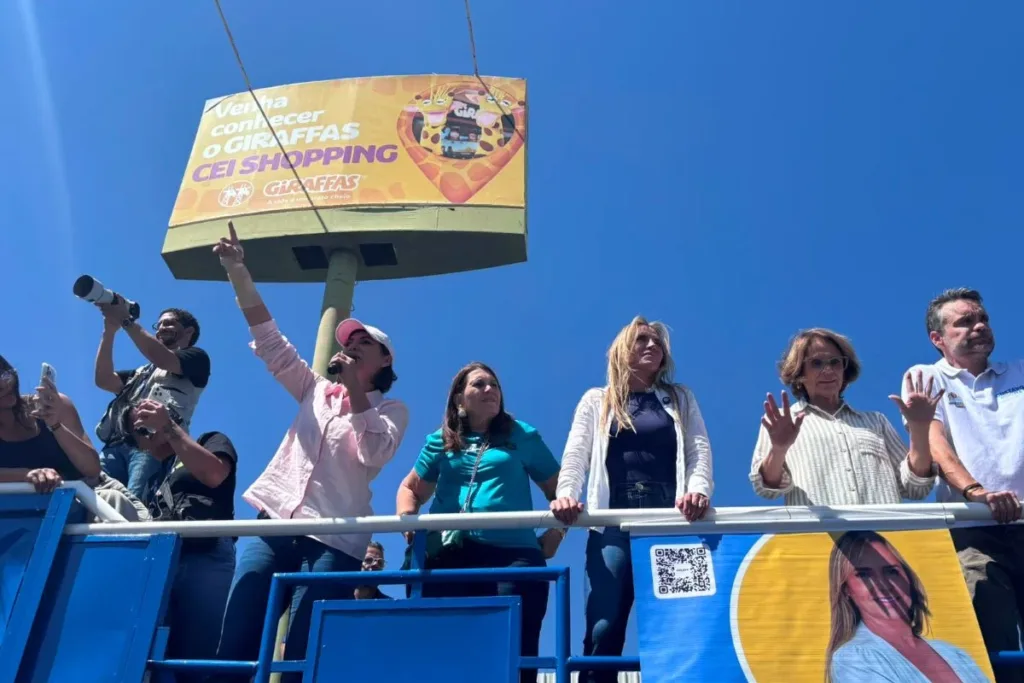 Michelle pede votos para Flávio e diz que "logo" Bolsonaro voltará