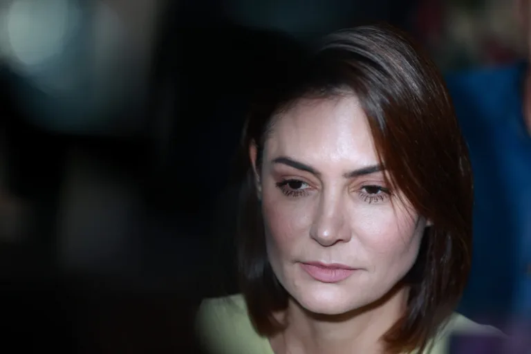 Michelle recebe alta após ser hospitalizada com enxaqueca no DF