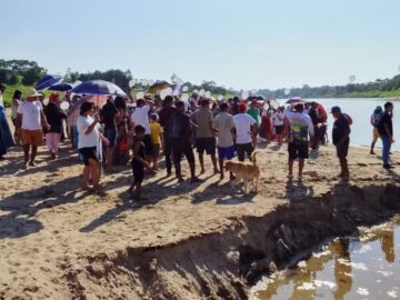 Família faz homenagem a menino desaparecido no Rio Juruá durante buscas em Cruzeiro do Sul.