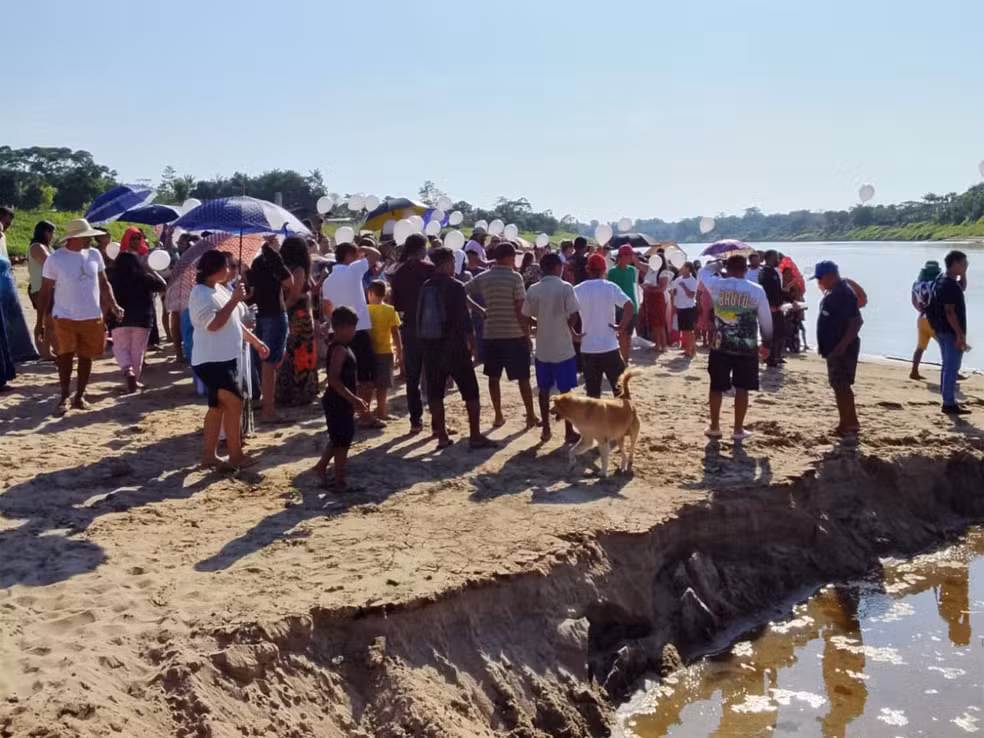 Família faz homenagem a menino desaparecido no Rio Juruá durante buscas em Cruzeiro do Sul.