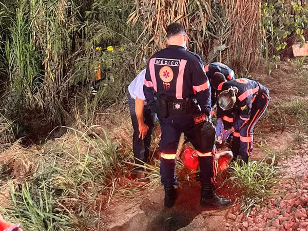 Carro despenca de ribanceira na BR-364 e mobiliza bombeiros e samu