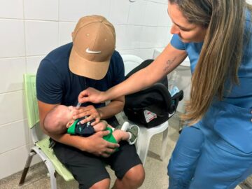 Profissional dFamília leva criança para vacinação durante campanha em Rio Branco.