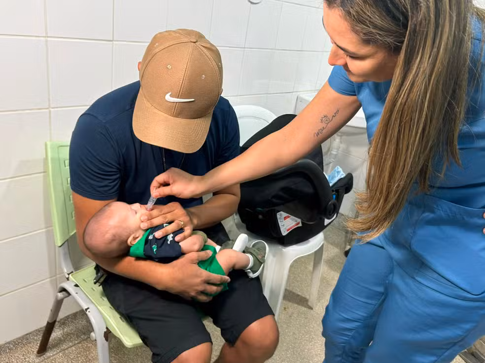 Profissional dFamília leva criança para vacinação durante campanha em Rio Branco.