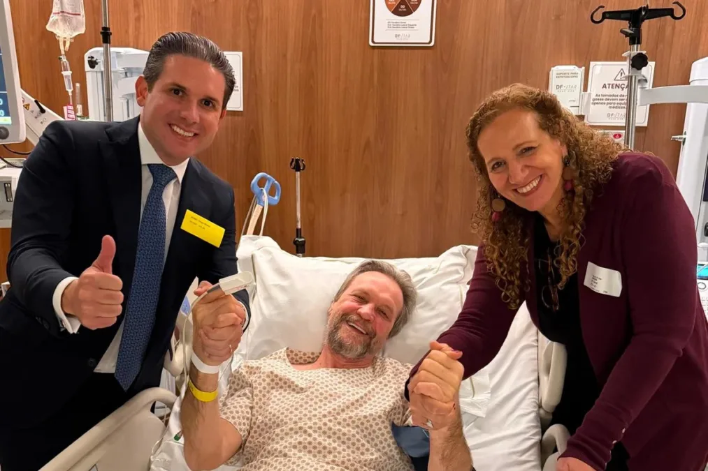 Motta visita líder do PT no hospital após AVC durante reunião