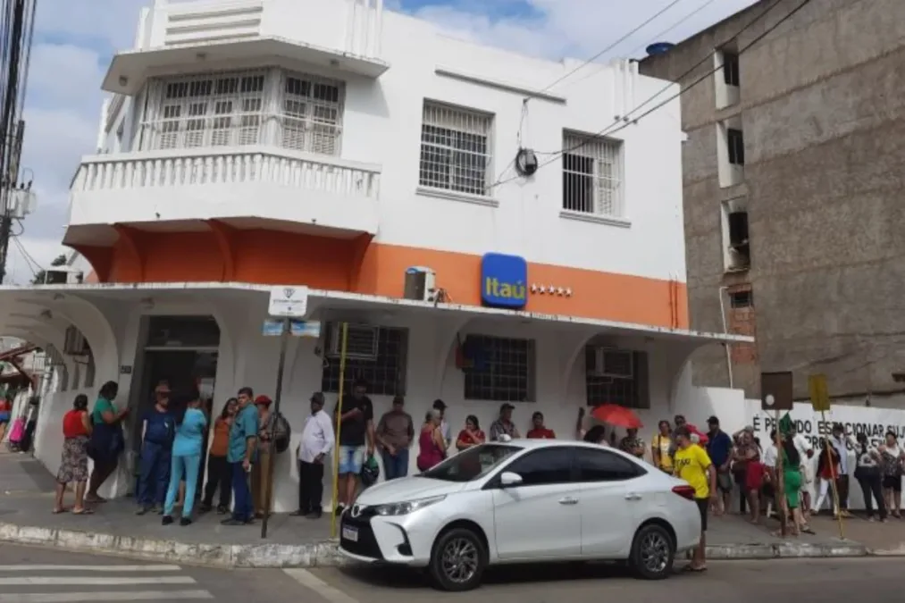 MP pede R$ 12,5 milhões do Itaú por filas no sol e longa espera em MG