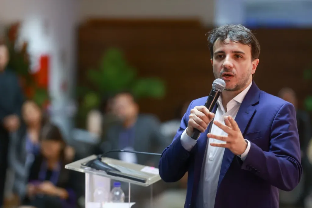 MPF processa Renan Santos por discurso de ódio contra indígenas