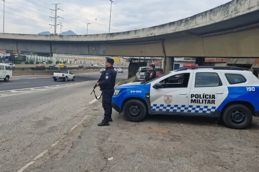Mulher furta viatura durante abordagem no RJ e é presa após batida