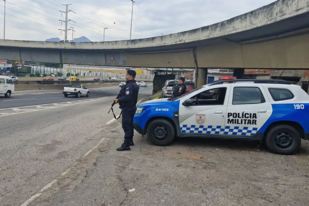 Mulher furta viatura durante abordagem no RJ e é presa após batida