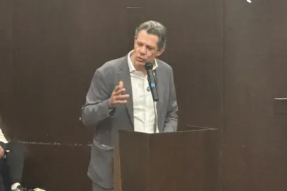 "Não usei carteira de advogado para mim, mas usei para o Lula", brinca Haddad