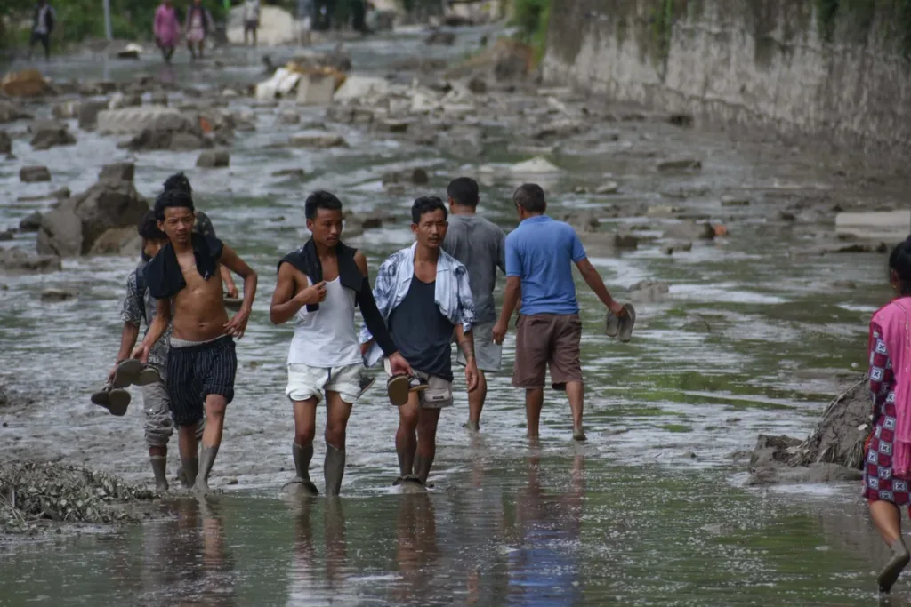 Nepal e Tibete procuram quase 1,5 mil desaparecidos após deslizamento
