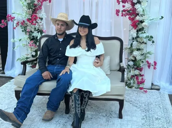 Noiva cowgirl chama atenção com bota e chapéu durante casamento coletivo no Acre
