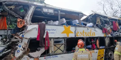 Nove pessoas morrem em tombamento de ônibus em Petrópolis