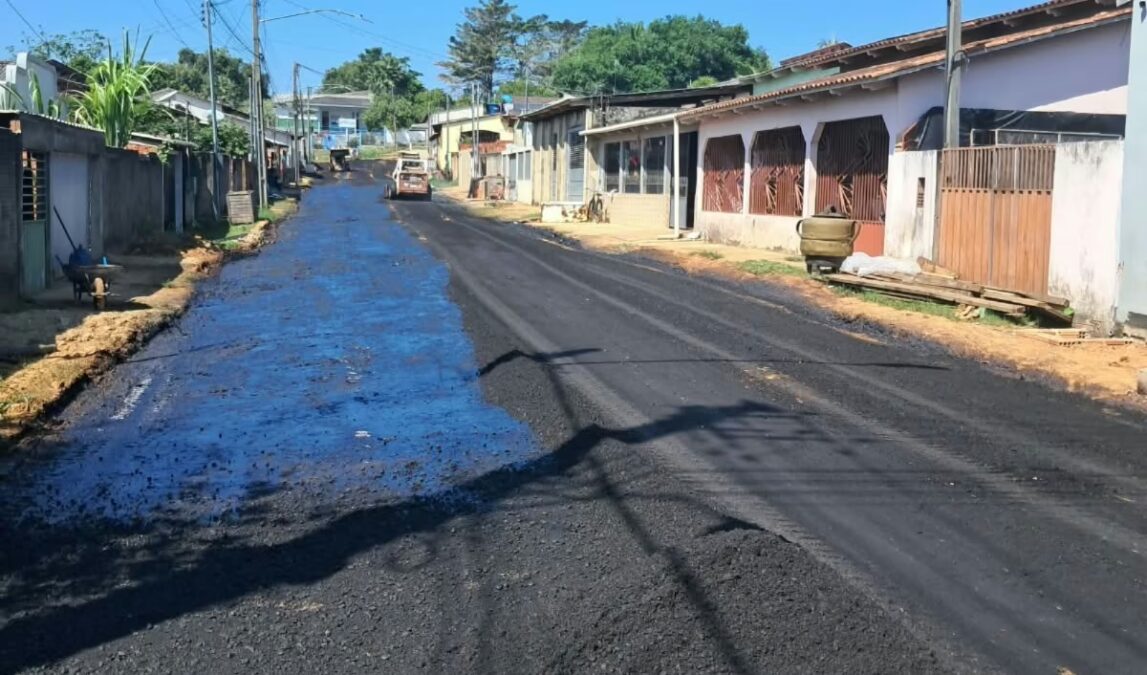Rua Antônio Carlos Pereira recebe asfaltamento no bairro do Bosque, em Sena Madureira