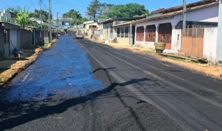 Asfaltamento avança na Rua Antônio Carlos Pereira em Sena Madureira.