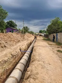 Prefeitura inicia pavimentação da principal rua da comunidade Boca do Caeté em Sena Madureira.