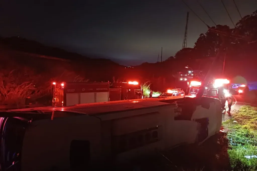 Ônibus bate em poste e deixa 10 feridos na zona norte de SP