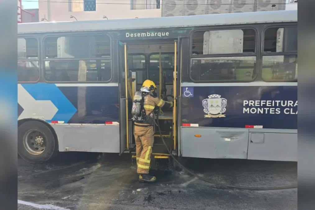 Ônibus coletivo pega fogo em Montes Claros, no Norte de Minas
