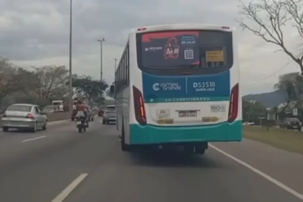 Ônibus "torto" é flagrado circulando na Avenida Brasil