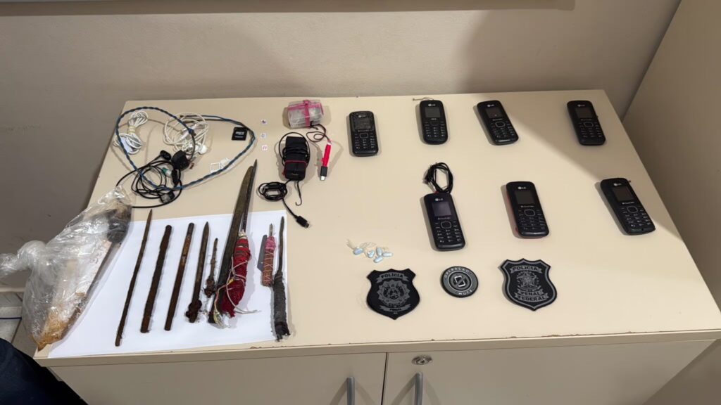 Policiais penais realizam varredura com cão farejador em cela durante a Operação MUTE no Acre.