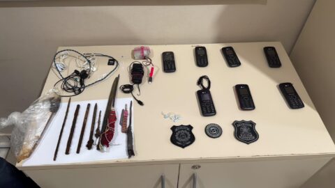 Policiais penais realizam varredura com cão farejador em cela durante a Operação MUTE no Acre.