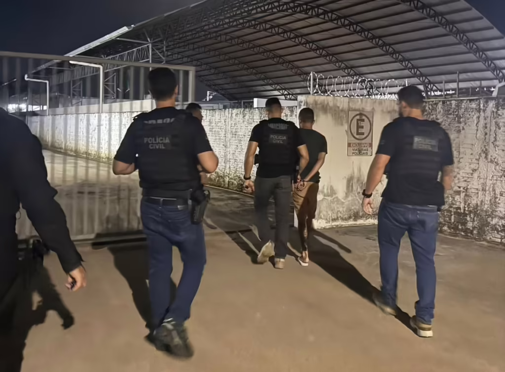 Agentes da Polícia Civil do Acre organizando materiais e armamentos apreendidos durante cumprimento de mandados operacionais.