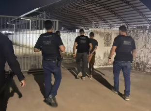 Agentes da Polícia Civil do Acre organizando materiais e armamentos apreendidos durante cumprimento de mandados operacionais.