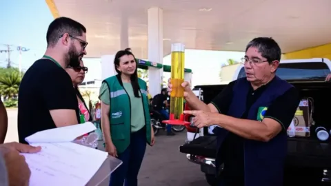 Operação fiscaliza postos de combustíveis em Rio Branco após denúncias.