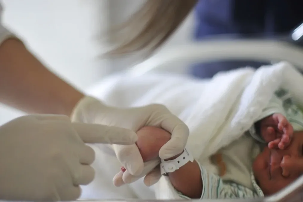 Pais que perderam bebê após parto induzido receberão R$ 300 mil