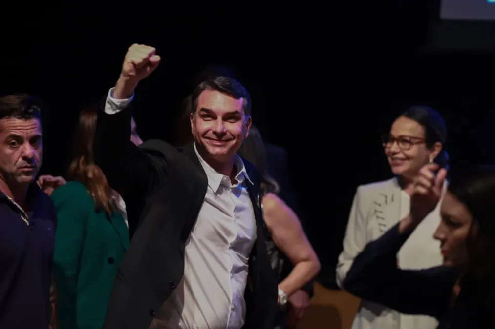 Patrimônio de Flávio Bolsonaro cresceu 370% em 8 anos