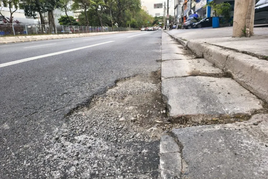 Pedidos de tapa-buraco persistem mesmo em vias recapeadas em SP