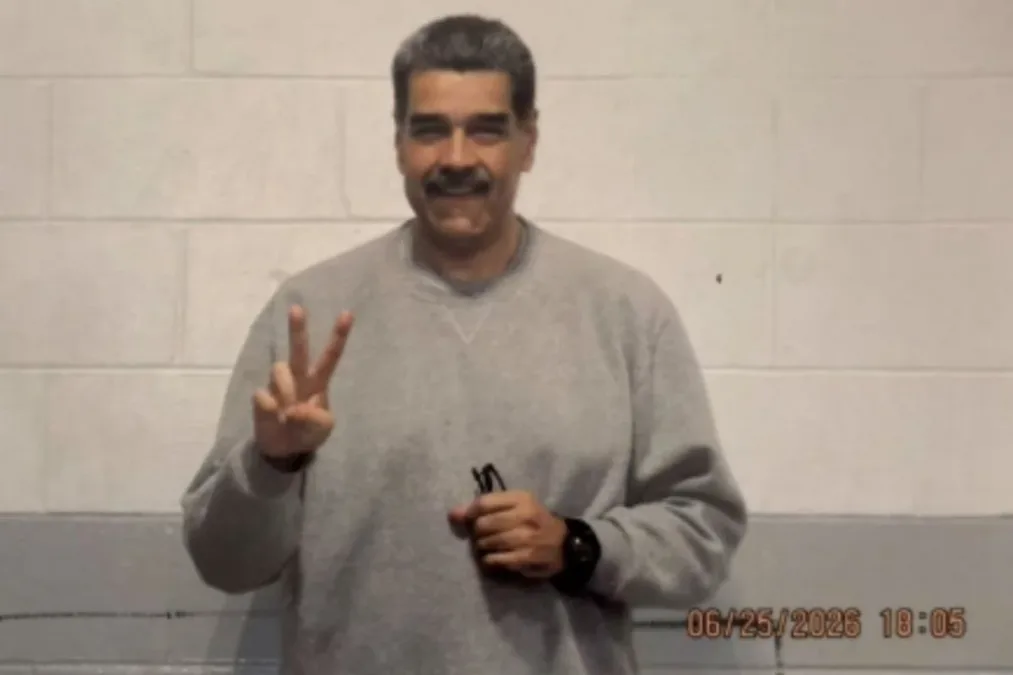 Perfil oficial divulga fotos de Maduro com uniforme em prisão nos EUA