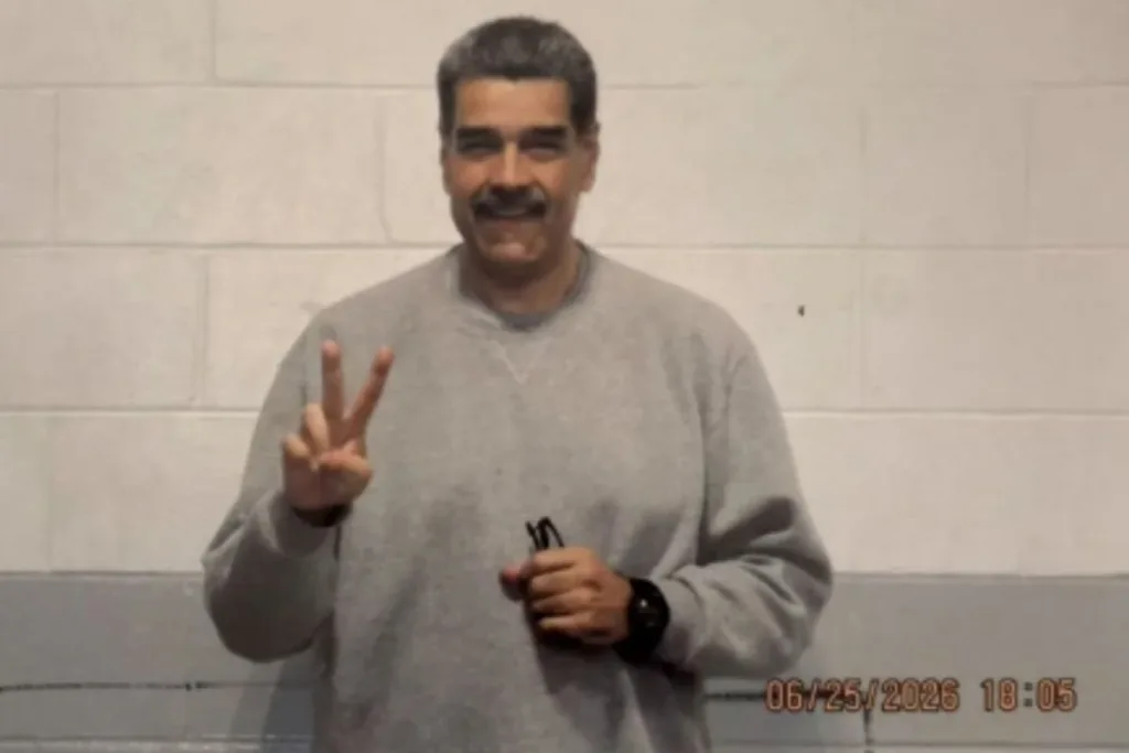 Perfil oficial divulga fotos de Maduro com uniforme em prisão nos EUA