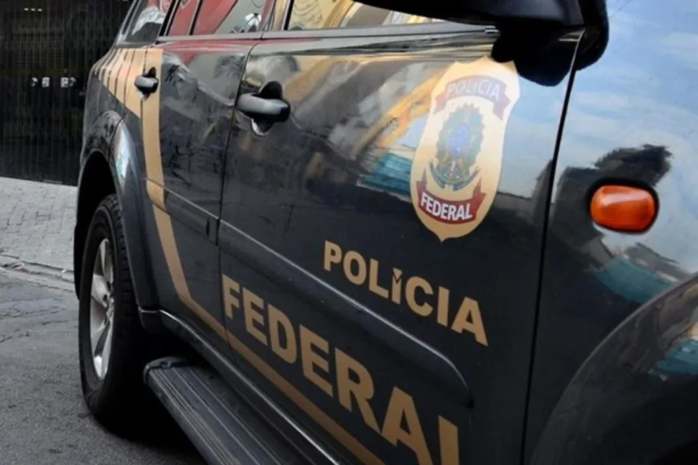 PF investiga esquema de corrupção após achar R$ 100 mil em carro