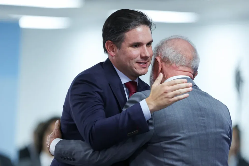Planalto procura Motta após presidente da Câmara declarar apoio a Lula