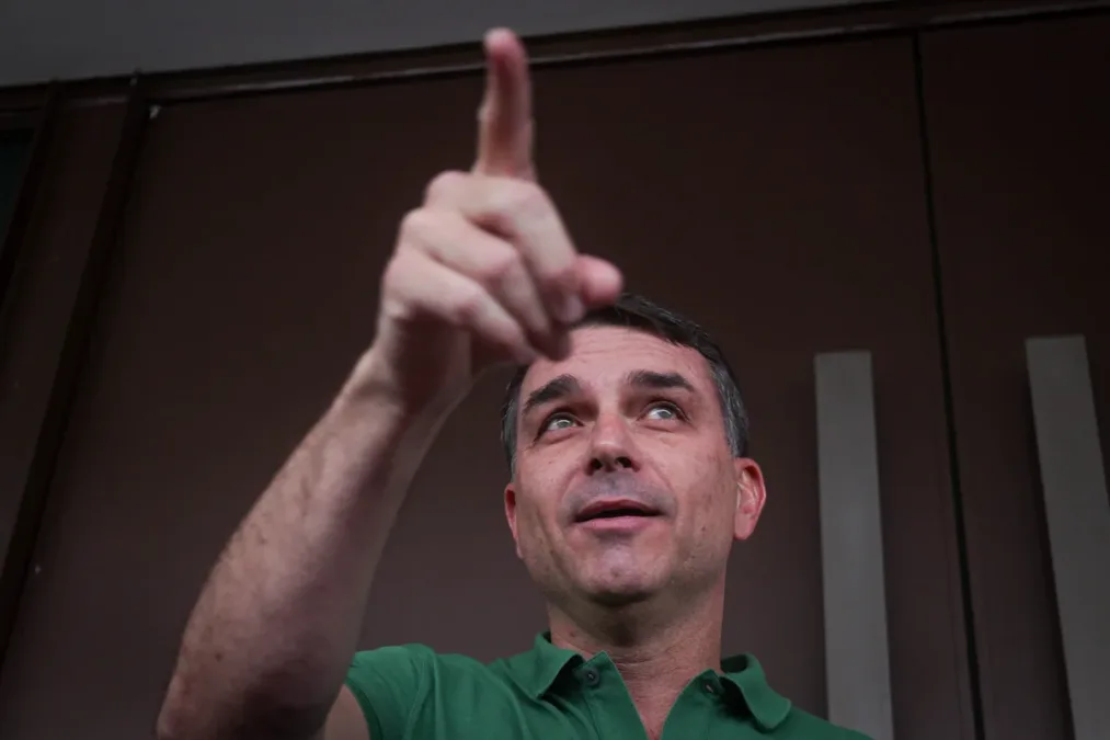 Plano de governo de Flávio prevê subsídio a idosos de menor renda