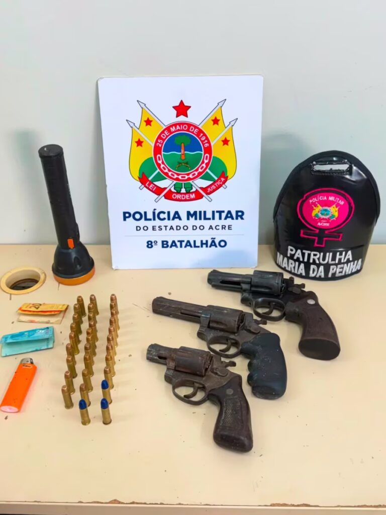 Polícia prende dupla e apreende três armas antes de possível ataque em Sena Madureira.