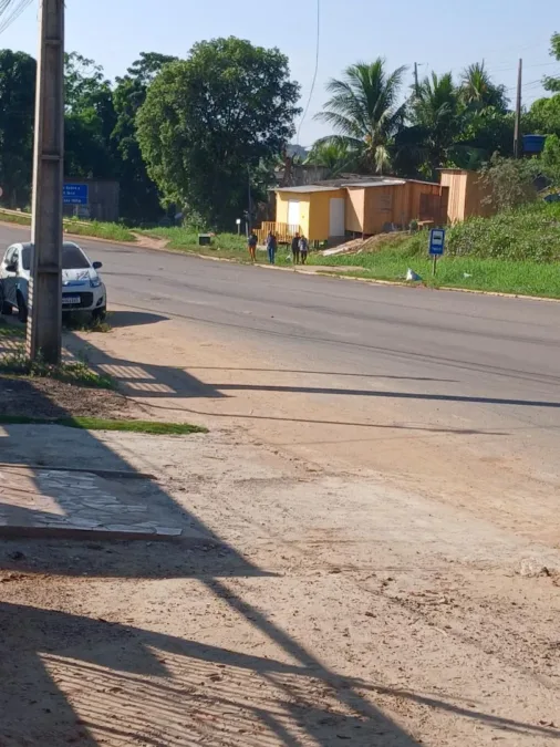 Ponto de ônibus sem cobertura em Sena Madureira deixa moradores expostos ao sol e à chuva