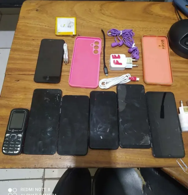 Celulares são arremessados para dentro do presídio de Sena Madureira; sete aparelhos são apreendidos