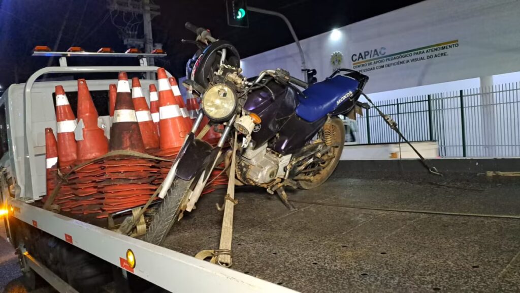 Homem com moto roubada tenta fugir da PM, sofre acidente e é preso em Rio Branco