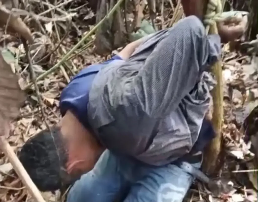 No Acre moradores amarram suspeito de furtar moto ate chegada da policia na BR-364.