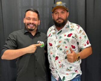 Dr. Maycon Moreira e o empresário Éder apertando as mãos em Sena Madureira.