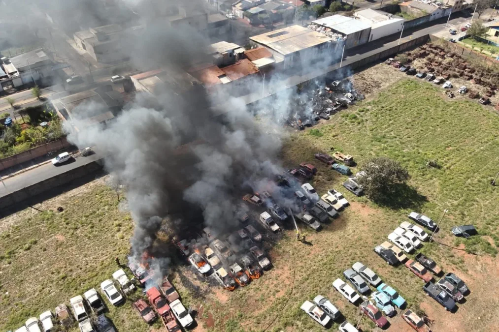 Queimar mato em lote pode acabar em carros destruídos e prisão