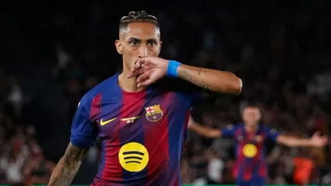 Jogadores em campo antes da partida entre Barcelona e Athletic Bilbao pelo Campeonato Espanhol