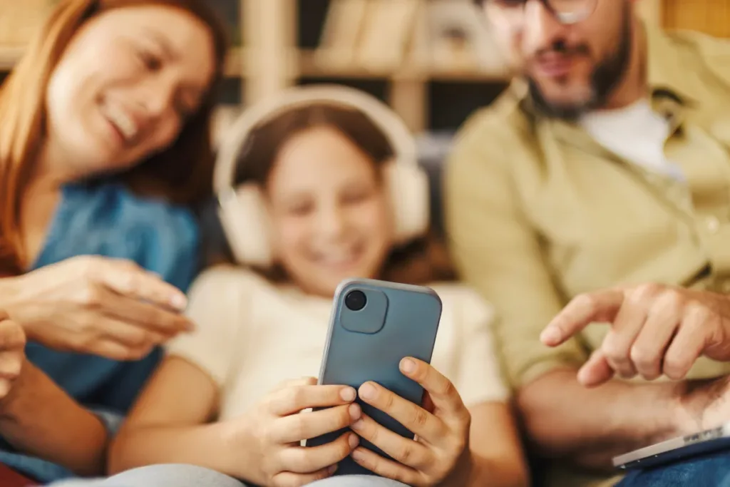Redes sociais podem intensificar o burnout parental, alerta psicóloga