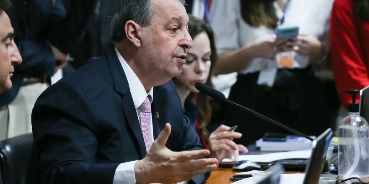 Relator da CCJ do Senado vota a favor da PEC do fim da escala 6×1