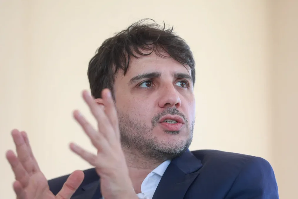 Renan promete R$ 1,5 trilhão para “desfavelização” em até 15 anos