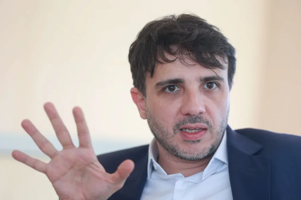 Renan Santos chama fim da 6×1 de “populista” e defende jornada de 44h