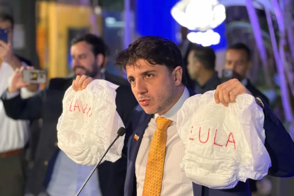 Renan Santos provoca Lula e Flávio ao levar fraldas para debate